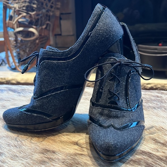 Stuart Weitzman for Neiman Marcus flannel platform bootie size 8 1/2. Gray - Picture 8 of 10